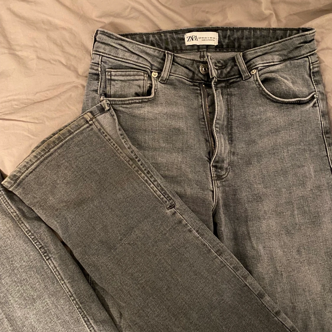 Jeans med slits från Zara - 90