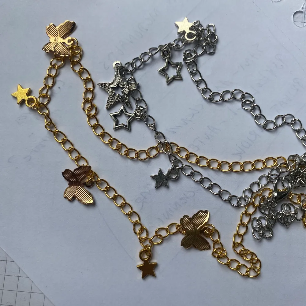 Halsband med berlocker i guld och silver 🤍 Ett halsband kostar 50kr gratis frakt . Accessoarer.
