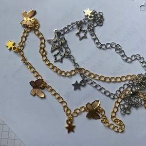 Halsband med berlocker i guld och silver 🤍 Ett halsband kostar 50kr gratis frakt 
