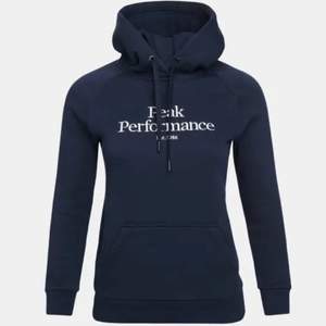 Marinblå hoodie från peak performance i dam modell. Bra kvalite då den inte är använd mer än 3 gånger.