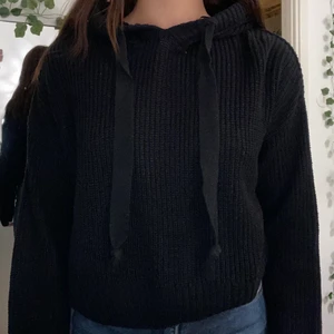 Stickad svart tröja  - Denna fina tröja från Hm. Säljer denna pågrund av att jag ej gillar luvan som finns där bak. Luvan är också stickad. Mamma köpte denna till mig och har använts en gång. Denna tröja är väldig gullig. Har du några frågor så är det bara att kontakta! ❤️
