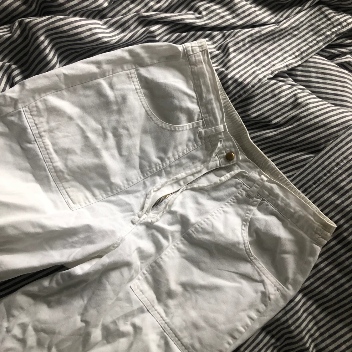 Vita raka byxor med snygga detaljer - 90