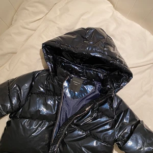 Glansig vinterjacka  - En tjock och varm jacka som är perfekt nu på vintern. Det är en glansig jacka i svart, men skiner mer åt de marinblåa hållet. Den är i storlek xs, är en jacka med mindre passform. Så jag rekommendera att man köper den om man är en lite mindre person i kroppen. Är lite längre i modellen. Är strax över mina knän och jag är 160. Jag säljer endast för att jag inte passar i glansiga jackor tyvärr. 300kr + frakt. Priset kan diskuteras! 💓💓 