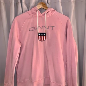 GANT hoodie  - Super fräsch GANT-tröja som använts max 3 gånger💗💗💗 har dock ett litet fel på detaljen som sitter fast i snöret, därför kan även priset diskuteras. Annars är tröjan i jätte bra skick med noll fläckar eller fel 🐙