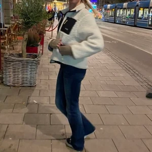 Jacka - INTRESSEKOLL! På min fina fluffiga jacka som kan vara fin nu till vintern. Om jag får ett bra pris kan jag tänk mig att sälja den! 💕