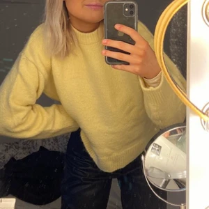 Gul stickad tröja - Så fin stickad tröja från Zara. Jättefint skick då jag endast använt den några få gånger. Storlek M men passar bra på XS-M. Jättefin gul färg 💛