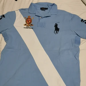 Ralph Lauren tröja  - Jättesnygg Ralph Lauren tröja som köptes för ca 2000 på Johnells eller Care of Carl. Den är sparsamt använd och har ej några skador. 100% äkta. Kolla i min profil för att se fler liknande tröjor från samma märke. Kontakta mig vid paketpris mm. Köpare står för frakt 