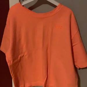 Magtröjor - Hej, säljer två fina tröjor som nu blivit för små för mig. Jätte fina t-shirts att använda på kanske sommaren. Vanligtvis har jag Xs på mina kläder och dessa passar mig fint dock lite korta på magen.  1st 30 kr 2 för 50kr. 