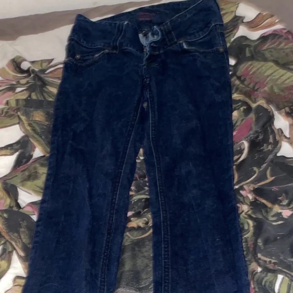 Ett par lågmidjade jeans som jag aldrig använder dom är för stora för mej köpta för 470. Jeans & Byxor.