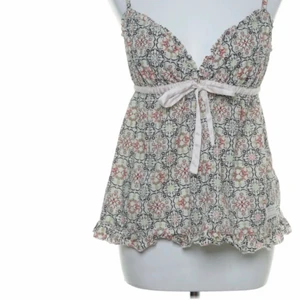 Oddmolly topp - Jättesöt oddmolly topp med rosett💞💞💞 köpt för 250kr på sellpy men har slutat använda. Jättebra skick inga skador eller fläckar🙌🏼