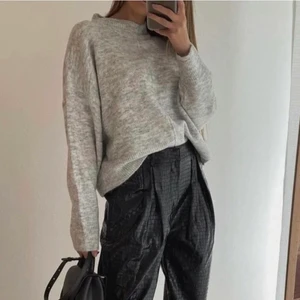 Stickad tröja - Jätte fina stickad tröja från Gina tricot premium collection. Storlek M men passar säkert S-L också. Tveka inte att höra av er vid frågor! 