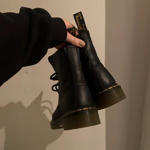 Dr.Martens - säljer på grund av att jag tyvärr aldrig använder dom.  använda max 3 gånger så de är som nya. köpta för 1899kr🤎 