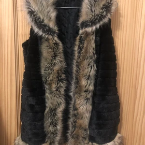 Jättefin pälsväst - Nästan som ny, väldigt mjuk, passar S och M bäst, men skulle även kunna passa L. längd 73cm. ENG - Almost like new, very soft, will fit S and M best, but could also fit L. length 73cm.