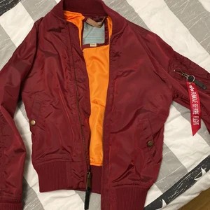 ALPHA INDUSTIES BOMBERJACKA - Bomberjacka i en as snygg röd färg, använd ett fåtal gånger🌸 Köparen står för frakt!