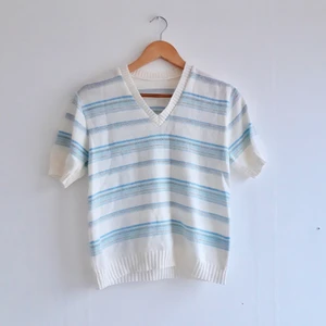 Glittrig 60-talströja - Pastellig tröja från 60-talet. Se gulddetaljerna på bild tre! Mycket bra skick. 