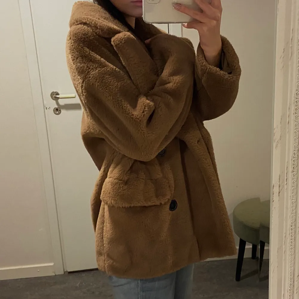 Supermysig faux fur kappa köpt på h&m vintern 2019 och endast använd fåtal gånger! Skriv privat för fler bilder!. Jackor.