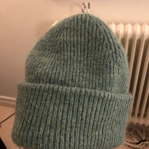 Grön mössa - Säljer min oanvända jättefina mössa från Zara. Nyskick! Skriv om ni är intresserade