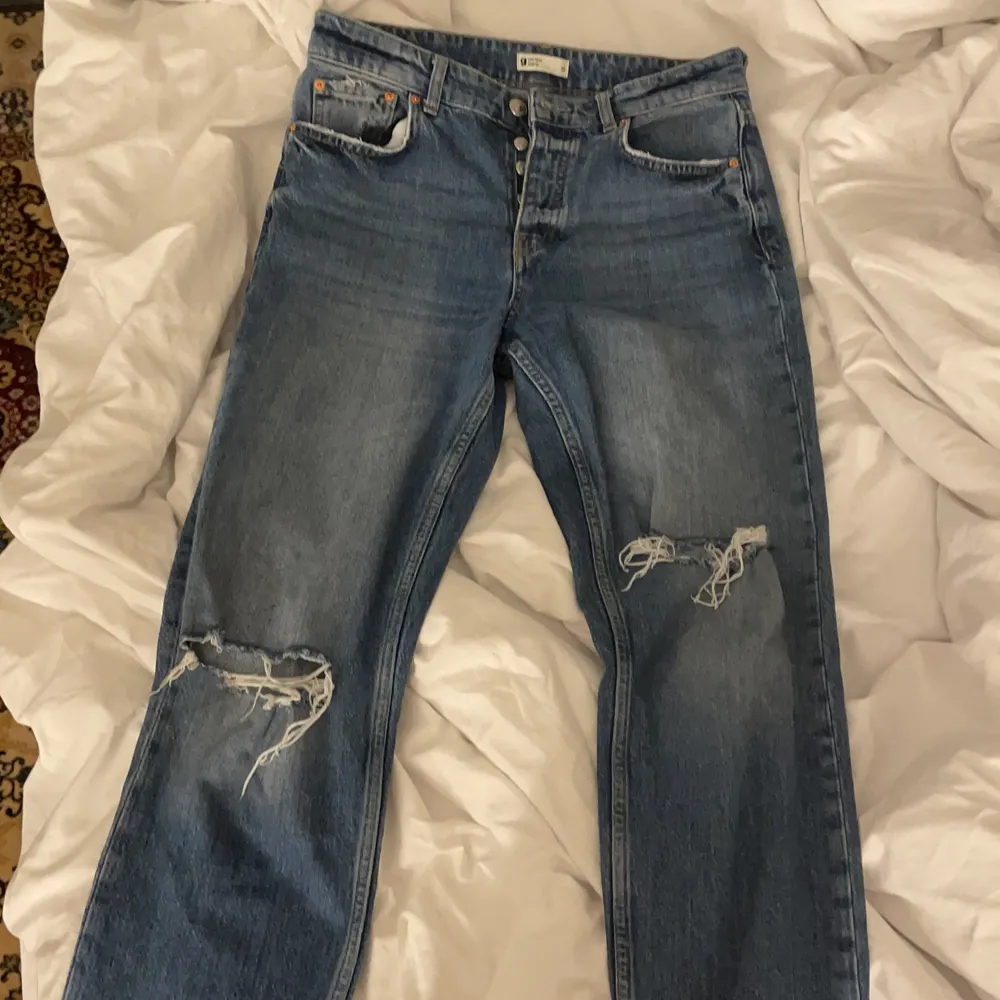 Ett par blåa jeans från Gina i storlek 38. De går typ precis till naveln och är till ankeln på mig som är 172cm.. Jeans & Byxor.