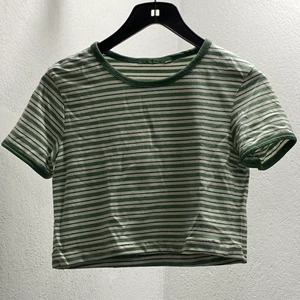 Weekday Randig croppad T-shirt  - Randig T-shirt från weekday som är omsydd för att vara mer croppad✨