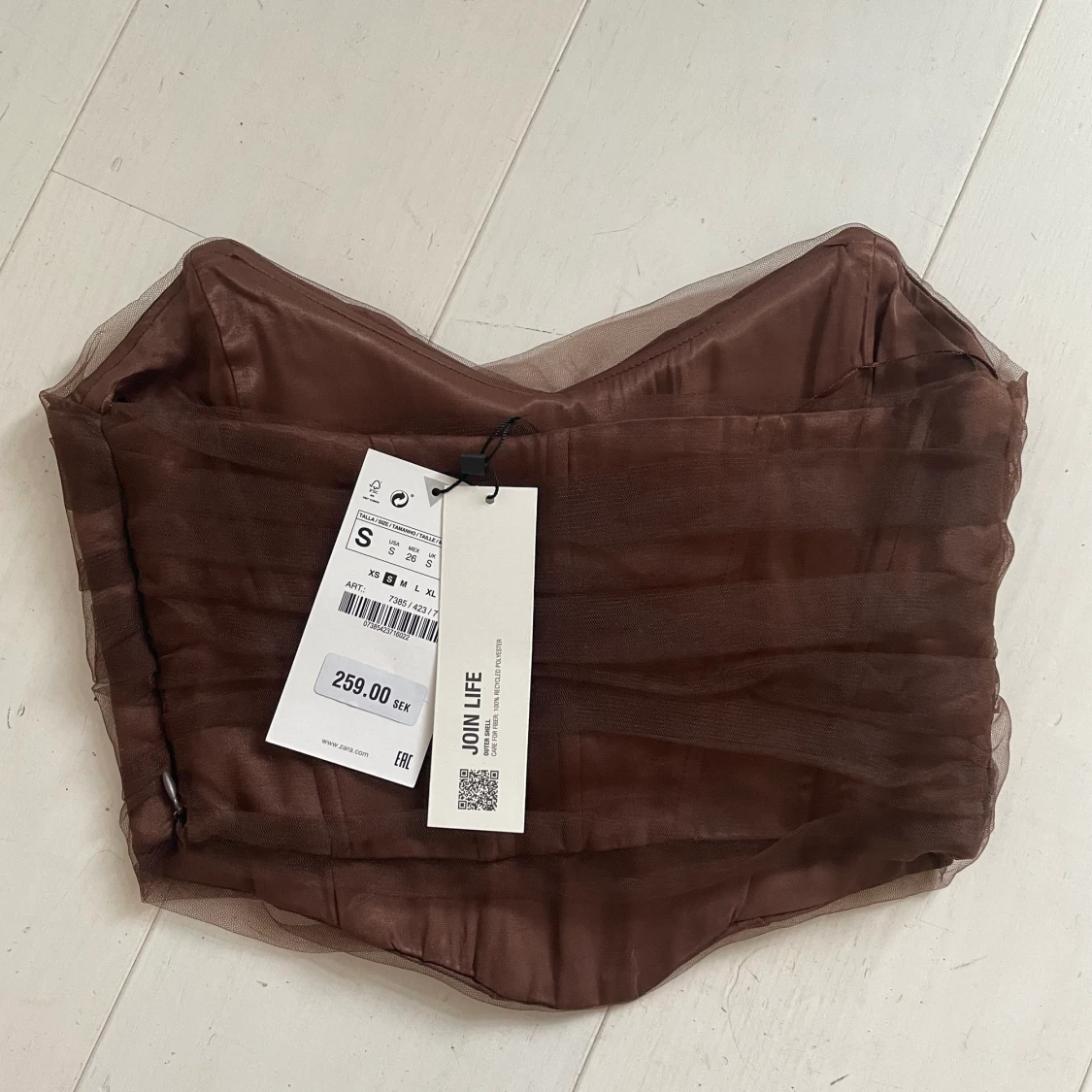 Brun topp, sammet och tyll.