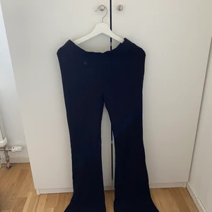 Svarta utsvängda byxor  - Svarta utsvängda byxor från Bikbok, vanligt tights tyg. Storlek M, använda då gånger så bra kvalitet. Säljer till första som skriver. ( 100kr+frakt). ( Skriv vid fler bilder) 