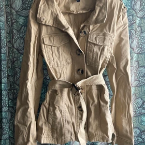 Fin jacka  - Söt Vårjacka helt oanvänd, har legat i min garderob därför är den så skrynklig med de går bort om man stryker den