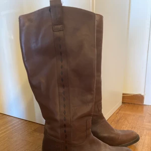 Söta Kängor - Köpte dessa men de har blivit för små,  dem är i bra skick 