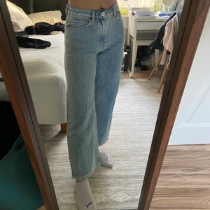 Jeans - Jeans från Carin Wester i storlek 34. Snygg passform, dock en aning för korta på mig som är 155. Lite skrynkliga på bilden men i fint skick. Skickas med spårbar frakt för 66kr, om ni har några frågor tveka inte att höra av er💗💗