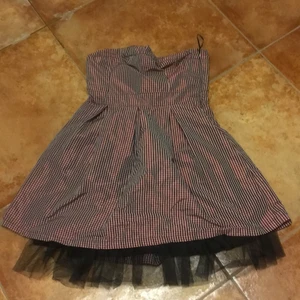 Söt klänning  - Kort klänning med svart innerkjol som ger det en fin effekt.