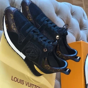 Louis Vuitton  - Jag säljer mina Louis Vuitton skor använda en gång förstora För mig 