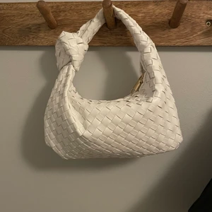 Bottega veneta liknande väska - Funderar på att sälja min bottega veneta liknande väska. Inte kopia utan liknande modell. Använd 2 gånger så i väldigt bra skick🌸 pris kan diskuteras