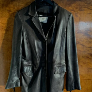 Skinnkappa  - Ungefär knälång/kortare retro skinnkappa av Pellessimo Paris i ca stl. S. Nått hål på insidan men utsidan är hel och i snyggt skinn. 