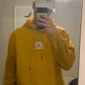 Jordan hoodie gul  - Säljer en Jordan hoodie. Bra skick, Storlek M men är stor i storleken. Betalningen sker innan det skickas eller på plats vid avhämtning. Mvh Todd