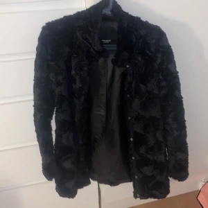 Pälsjacka vero moda XS - En pälsjacka från veromoda i storlek XS, mjuk och skön. 