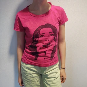 T-shirt med tryck - En t-shirt med tryck från tiger of Sweden. Rätta färgen är som den på första bilden.