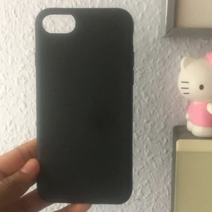 Black iPhone case  -  Du kan ha det på iPhone6 iPhone7 och iPhone8 skriv till mig om ni vill ha flera bilder eller om ni undrar någonting