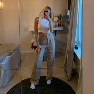 Bikbok - Jag säljer mina beige kostymbyxor från bikbok i storlek 36. Använda under en jul, säljer för att jag inte tycker att dem sitter rätt på mig. Skriv för fler bilder privat! 