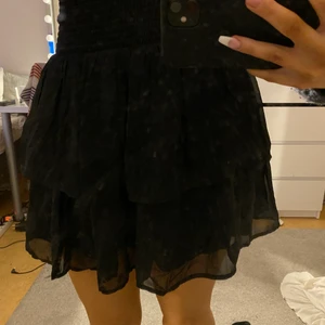 Volang kjol - Svart volang kjol jätte fint skick köpt på Kappahl ca 1 år sen säljer pga använder inte💕 köpt på barnavdelning storlek 170 jag är 167cm och har vanligtvis storlek xs-s i kjolar. Köparen står för frakten 