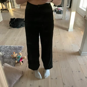 kostym byxor - Ett par svarta kostymbyxor köpt ifrån berskha. Orginalpris-300 kr om jag minns rätt. Aldrig använda då dem var för korta. Pris kan diskuteras!