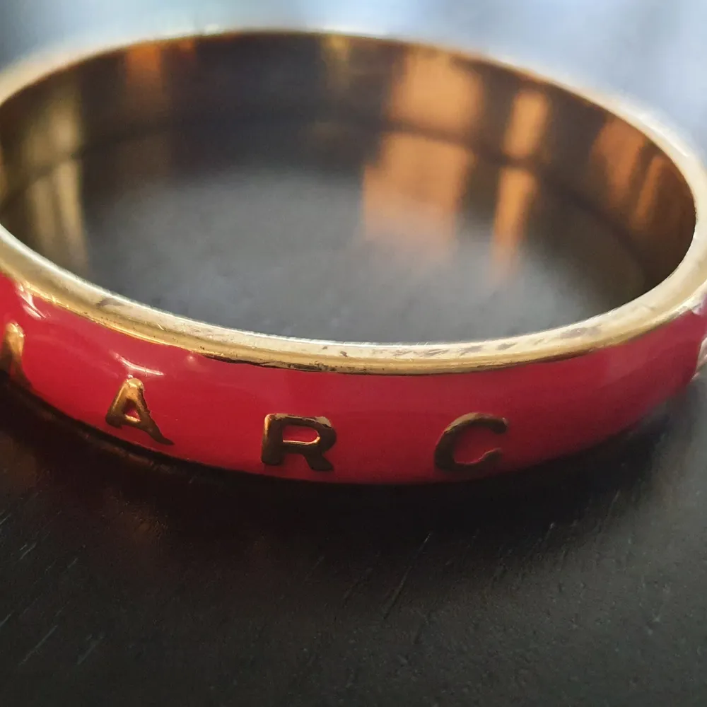Säljer min Armband  i Marc Jacobs  röd. Accessoarer.