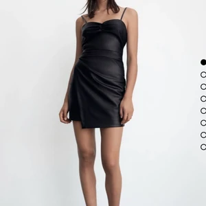 Svart skinnklänning  - Storlek xs/s helt helt oanvänd med prislapp kvar. Säljs så den ej hann komma till användning. Köpt för 399 säljs för 250kr lägre pris vid snabbar köp