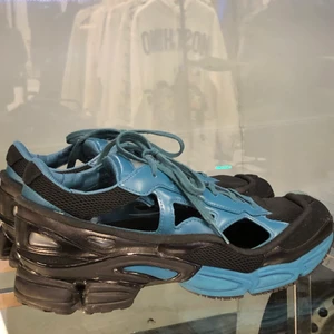 RAF Simons x Adidas  - Sneakers från RAF Simons x Adidas. Storlek 43 1/4. Extra skosnören medföljer.