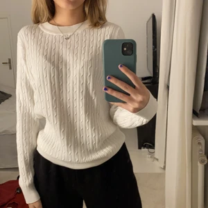 Tröja - Säljer en virkad/stickad tröja från ginatricot! Storleken är M men är ganska tajt i storleken💗. Köpte den för 399kr men säljer den nu för 199kr!! Väldigt fin och trendig tröja men tyvärr passar inte mig längre:/