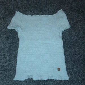 Strl 134/140 - En lite finare T-shirt i strl 134/140. Kommer inte riktigt ihåg vart den är ifrån men skulle gissa på Lindex eller Kappahl. 25kr, pris kan diskuteras🥰