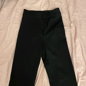 Kostymbyxor - Kostymbyxor från monki med slits på framsidan av benen. Fint skick! Säljer då de tyvärr är för små för mig 💞