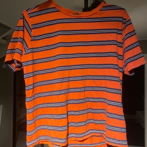 T-shirt - Mjuk t-shirt med ränder från urban outfitters. Storleken är S, men den sitter oversized ändå. 