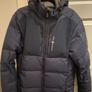 Säljer min Sail Racing jacka - Jacka är i topp skick inga skador eller fläckar säljs pågrund av att den är för liten