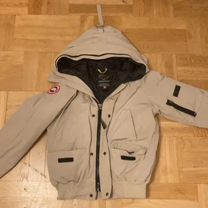 Canada goose bomberjacka xs - canada goose xs i färgen beige. Använd. Ordinarie pris 7000 men säljer för 1500 för har redan för många jackor och behöver rensa. Bra skick. Kontakta mig om du är intresserad. Kan mötas i Överallt i Stockholm.