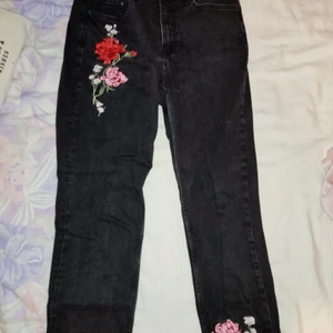 Jeans med rosor. - Svarta jeans med rosor både fram och bak, skriv om ni undrar något 💕
