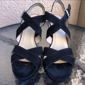 Välldigt bekväma svarta högklackade skor i strl 38💕 Välldigt bekväma att gå i med ett fint spänne på vardera sida💕